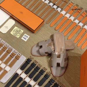 Alternative view of Hermès H-shaped 26mm Strap: The Perfect Gift Choice The front three lines of Hermès watch straps feature double-stitched construction.